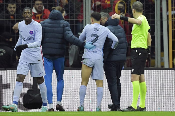 Sergino Dest gets injured playing for Barcelona